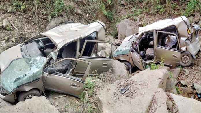 car crashed in Rajwadi Nachan area Mandi