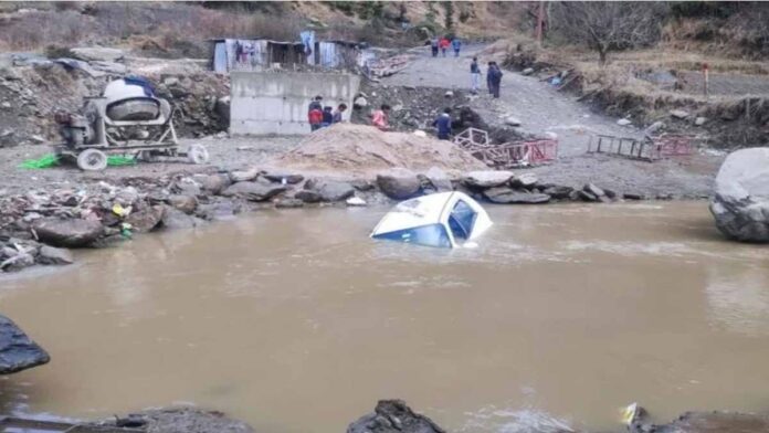 car drowned while crossing a ravine one dead