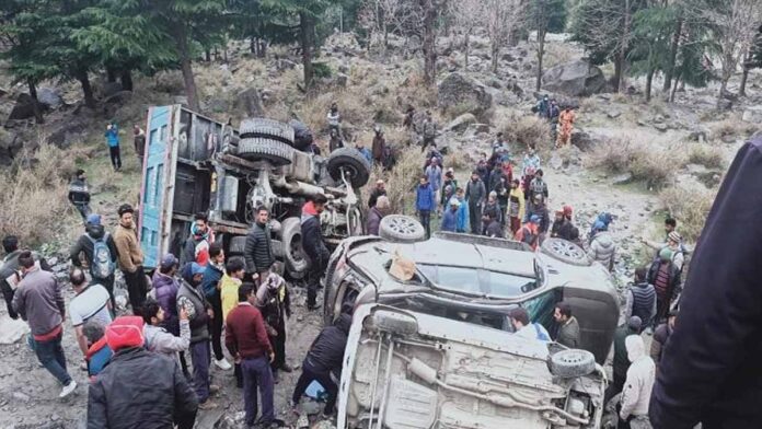 truck hits 2 cars Solannala in Manali