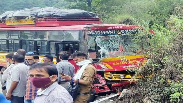High speed private bus collided with truck in Dadlaghat Solan