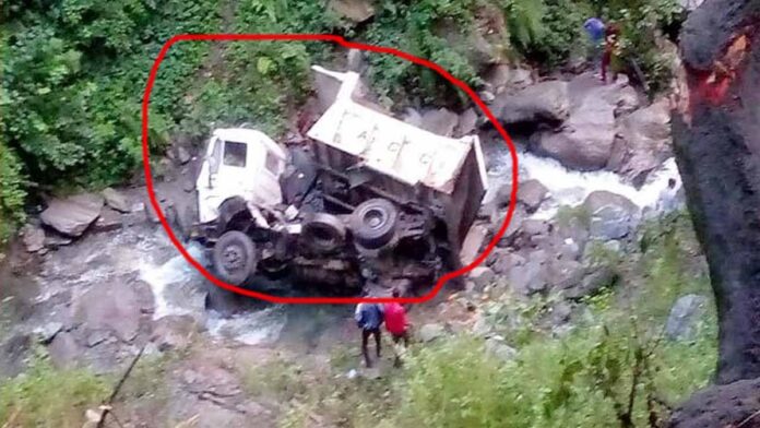 Tipper full of sand uncontrollably rolled into the ditch in chamba
