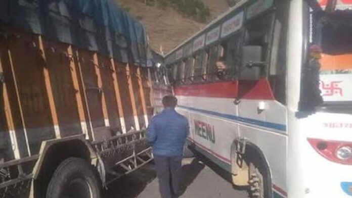 bus truck accident Sirmaur Himachal