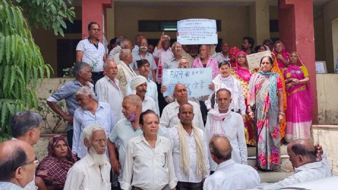 Retired employees continue to protest in Rajasthan University